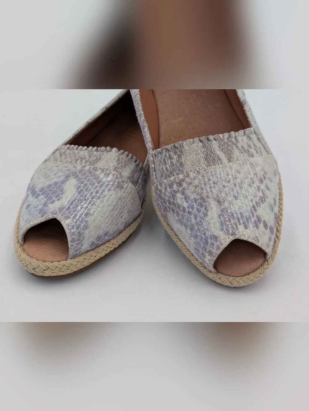 NWT Gentle Souls By Kenneth Cole Lissa Ruffle Sz 7.5 Metallic Silver/Purple